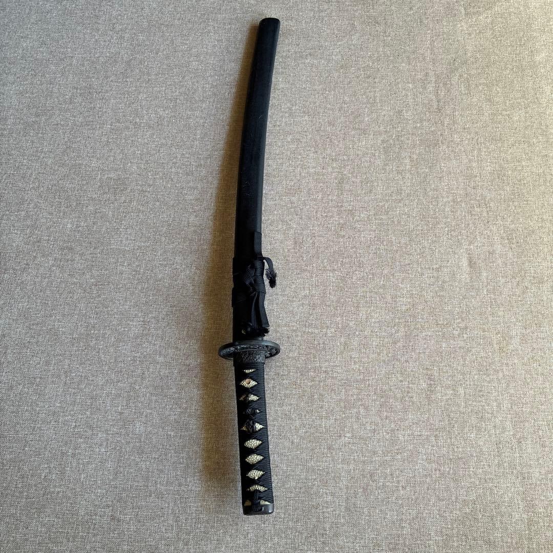 Replica Sword, Imitation Sword, Japanese Sword, Black Scabbard, Martial Equipment: This is a practice sword (simulation sword). The overall design is primarily black, exuding a calm and elegant appearance, capable of highlighting dance movements. Regardless of style, it can be widel