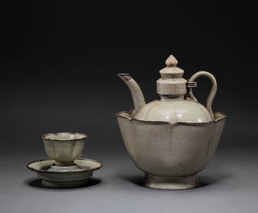 A set of yue kiln wine POTS in Song Dynasty of China: H:21.5cmï¼ŒW:18.2cm