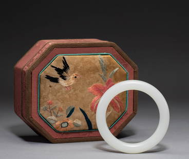 Hetian jade bracelet from Qing Dynasty, China: Diameter:5.9cmï¼Œweightï¼š58g