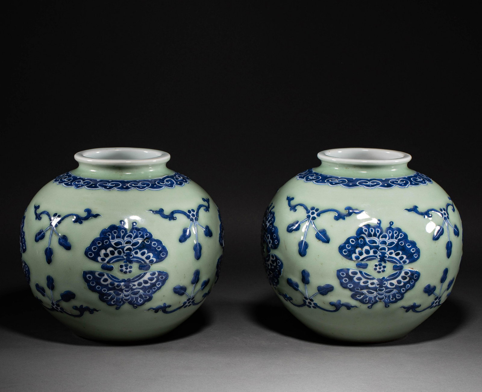 A pair of qing Dynasty blue and white POTS (1 of 12)
