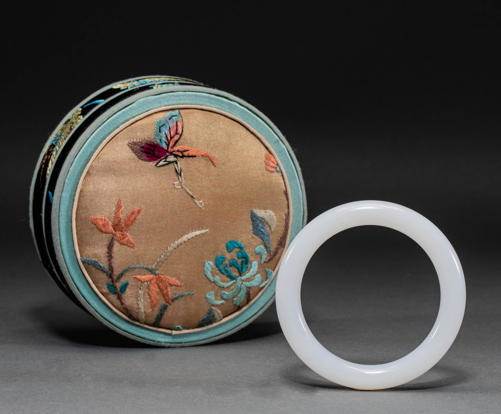 Chinese Qing Dynasty Hetian jade bracelet (1 of 9)