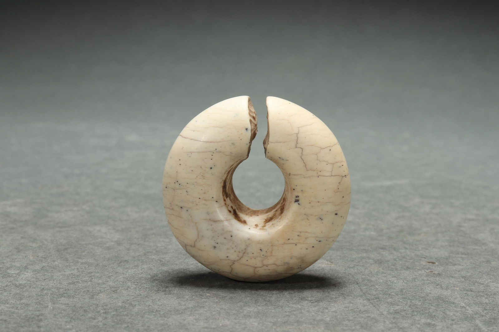 Hongshan neolithic Jade pendant (1 of 3)