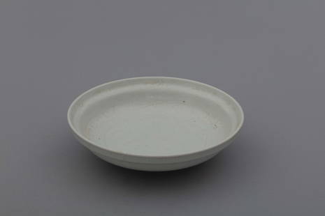 Yuan Qufu white glazed plate with flowers and pestles: H: 1.9 in. (4.8 cm) L: 7.2 in. (18.3 cm)