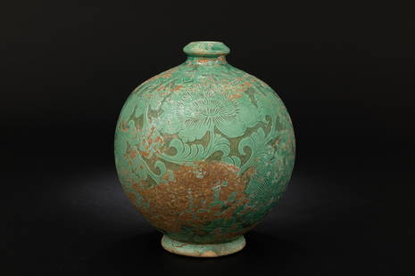 Song dynasty cizhou klin green glaz dudu bottle: H: 8.2 in. (21 cm)