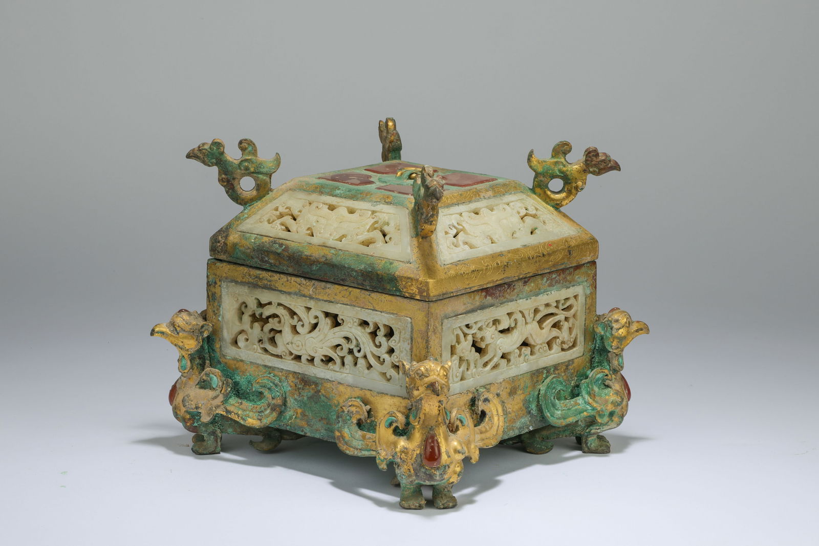 A bronze gilding inlaid with jade phoenix pattern box with a cover, Han dynasty (1 of 5)
