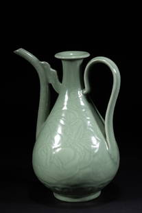 A celadon peach pattern kettle, Longquan kiln, Ming dynasty: H: 11.8 in. (30 cm) D: 8.6 in. (22 cm)