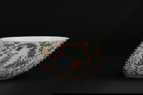 A famille rose foral pattern cup, Qing dynasty, Mark and period of Qianlong: H: 2.1 in. (5.5 cm) D: 3.7 in. (9.5 cm)