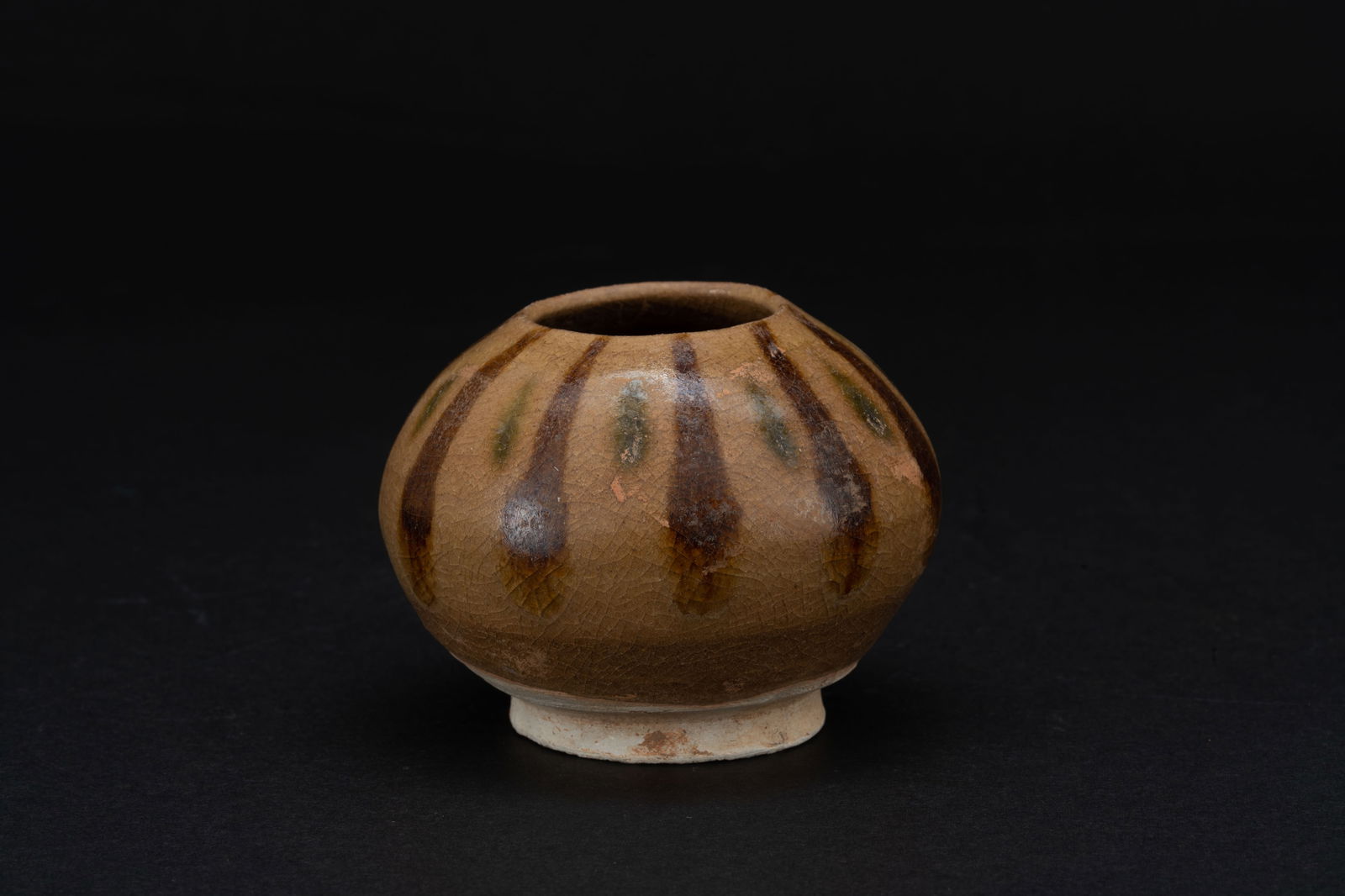 A stippling water container, Tang dynasty, Changsha kiln (1 of 6)