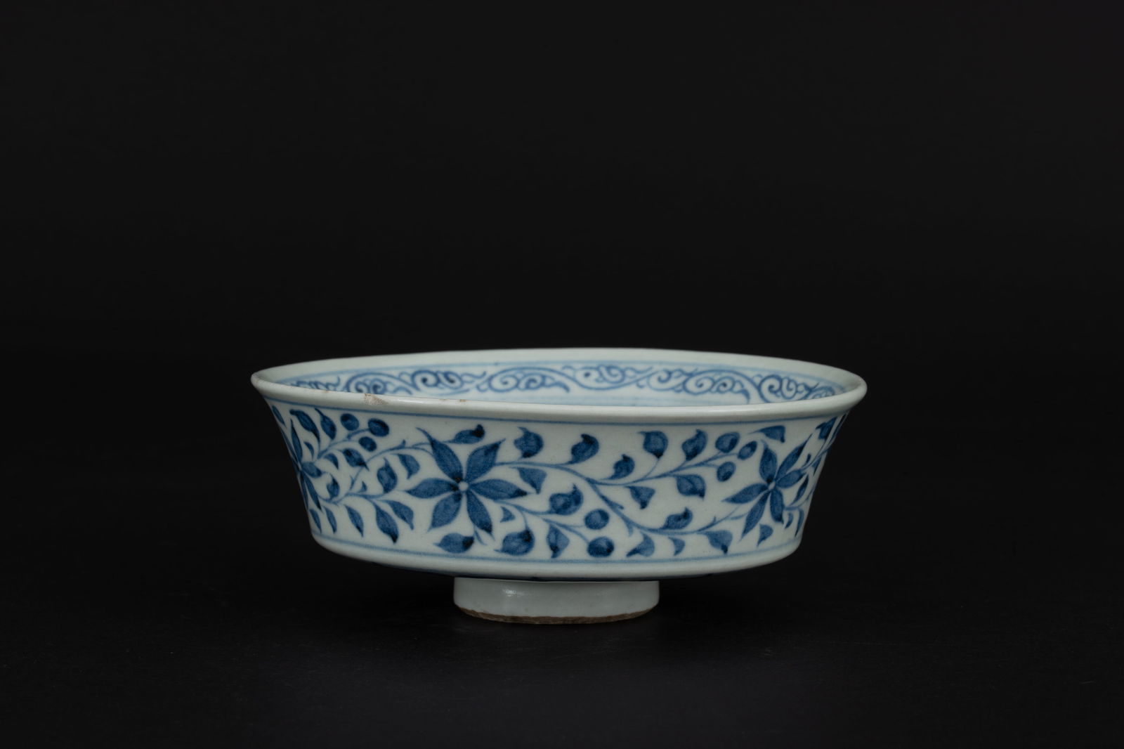 A blue and white porcelain dragon pattern brush washer, Yuan dynasty (1 of 6)