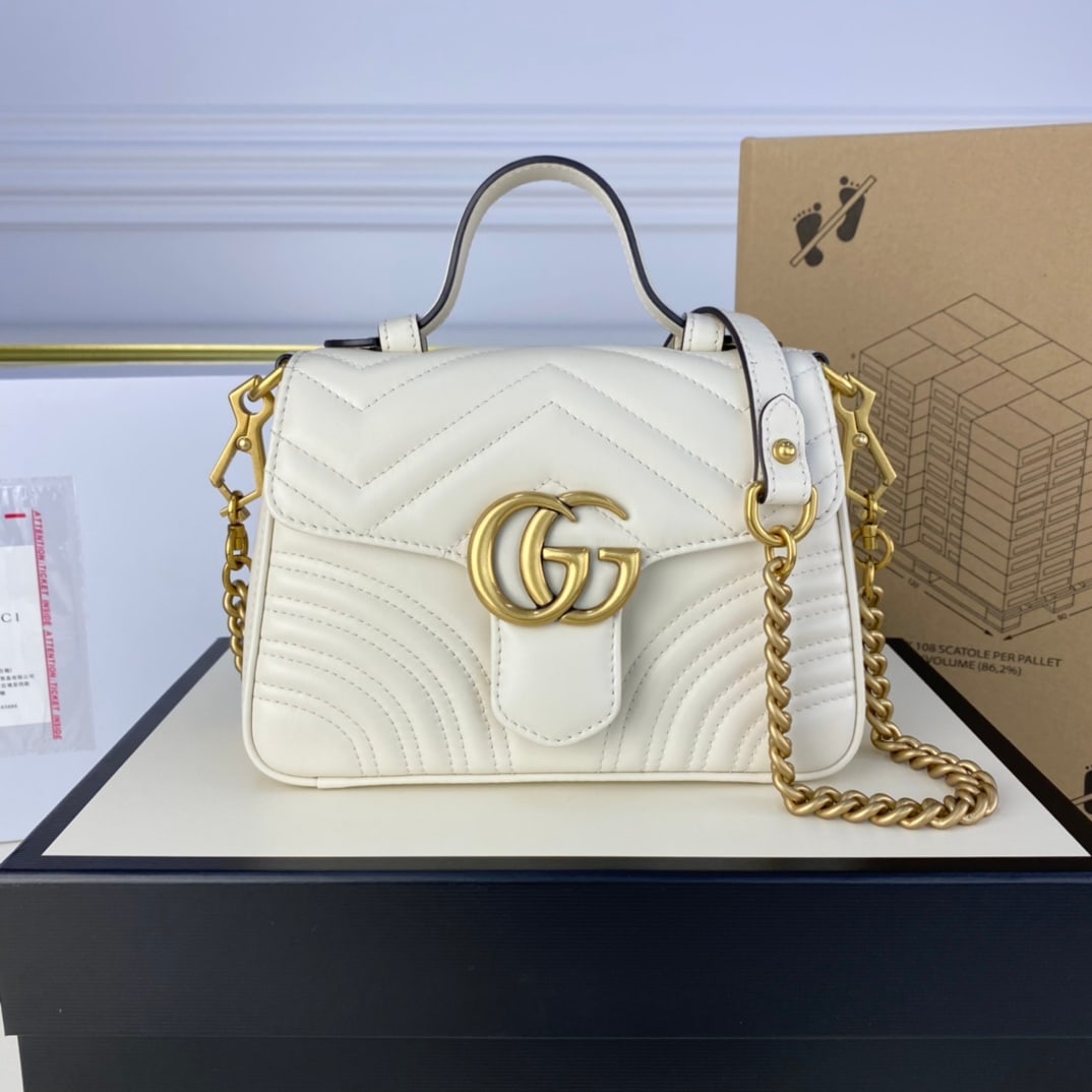 GUCCI MARMONT messenger bag: The GUCCI MARMONT messenger bag, small white, features a simple yet sophisticated design. Its classic flap and double G logo make it one of the most photogenic bags, a timeless classic! With its extra