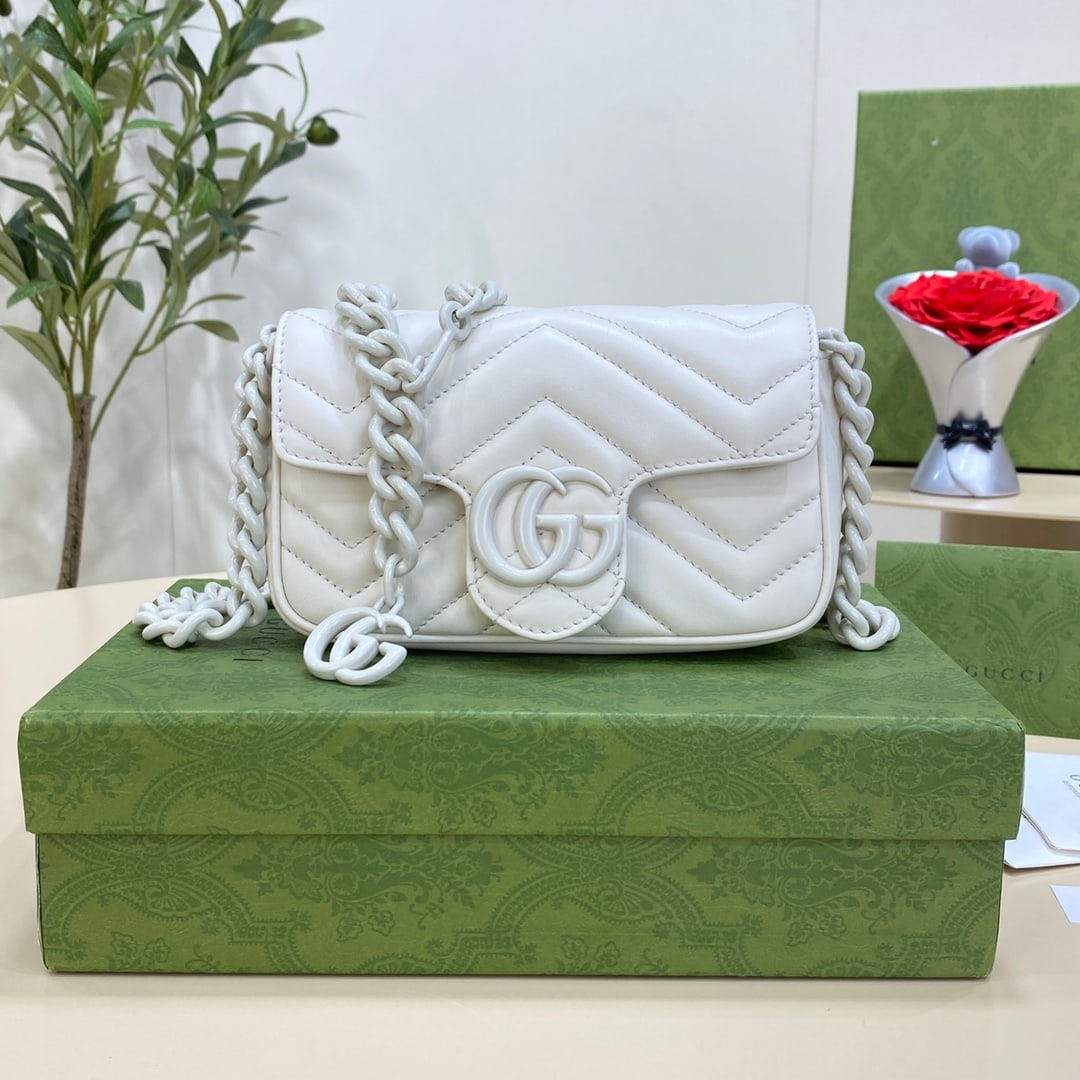 GUCCI MARMONT: The GUCCI MARMONT macaron mini white accessory continues to play an indispensable role in the collections personally crafted by the brand's creative director. This waist bag blends a fresh perspective