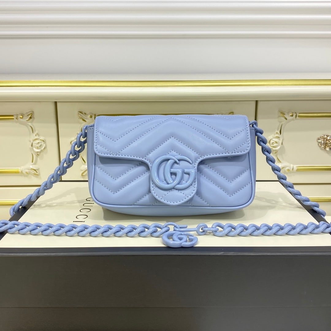 GUCCI MARMONT: The GUCCI MARMONT macaron-colored mini light blue accessory continues to play an indispensable role in the collection personally crafted by the brand's creative director. This waist bag blends a fresh