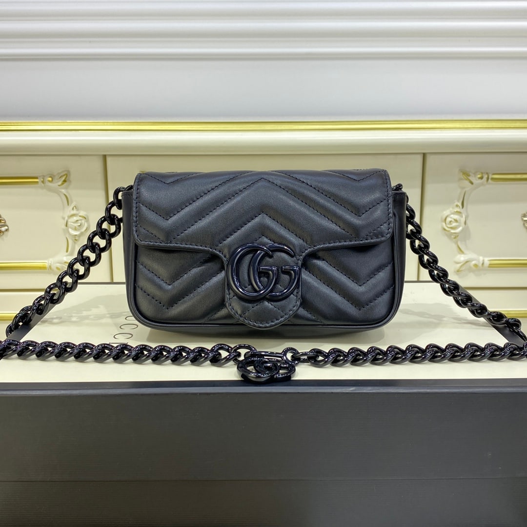 GUCCI MARMONT: The GUCCI MARMONT macaron-colored mini black accessory continues to play an indispensable role in the collection personally crafted by the brand's creative director. This waist bag blends a fresh pers