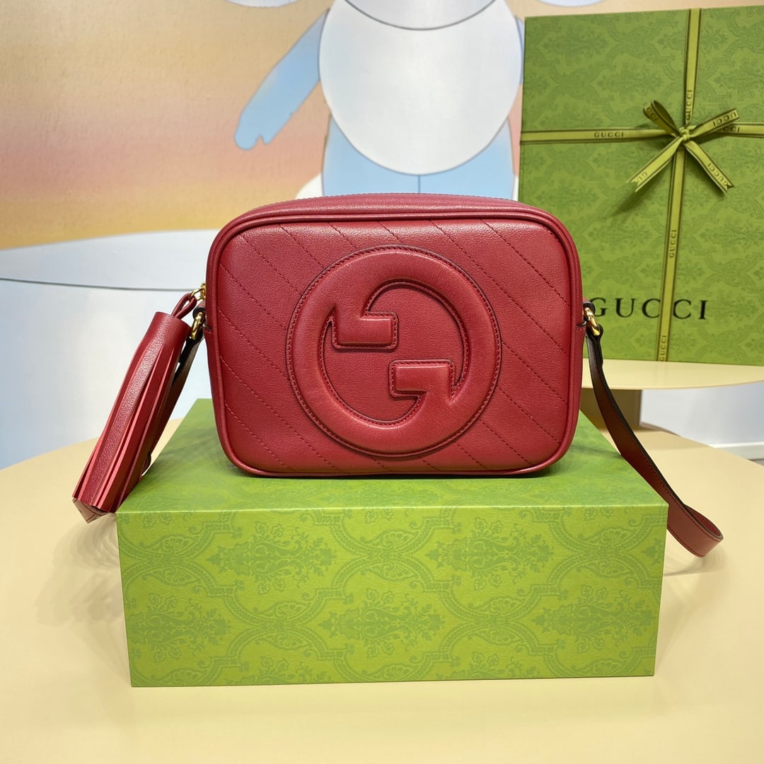 GUCCI Blondie: The red GUCCI Blondie camera bag, inspired by the brand's heritage design, features a circular, interlocking double G logo, a testament to the GUCCI Blondie collection. This classic GUCCI Blondie