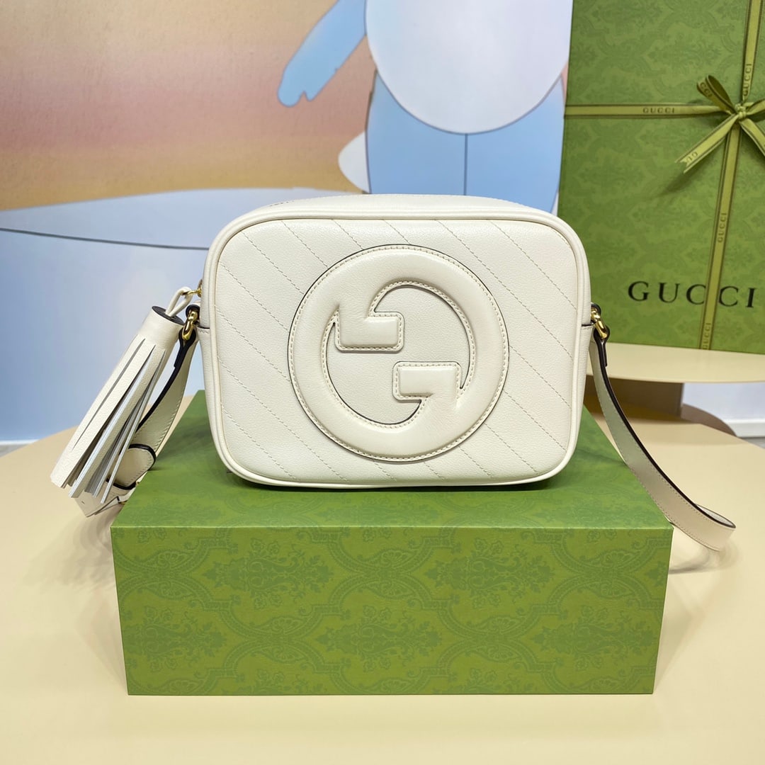 GUCCI Blondie: The white GUCCI Blondie camera bag, inspired by the brand's archival design, features a circular, interlocking double G logo, a testament to the GUCCI Blondie collection. This classic GUCCI Blondie sh