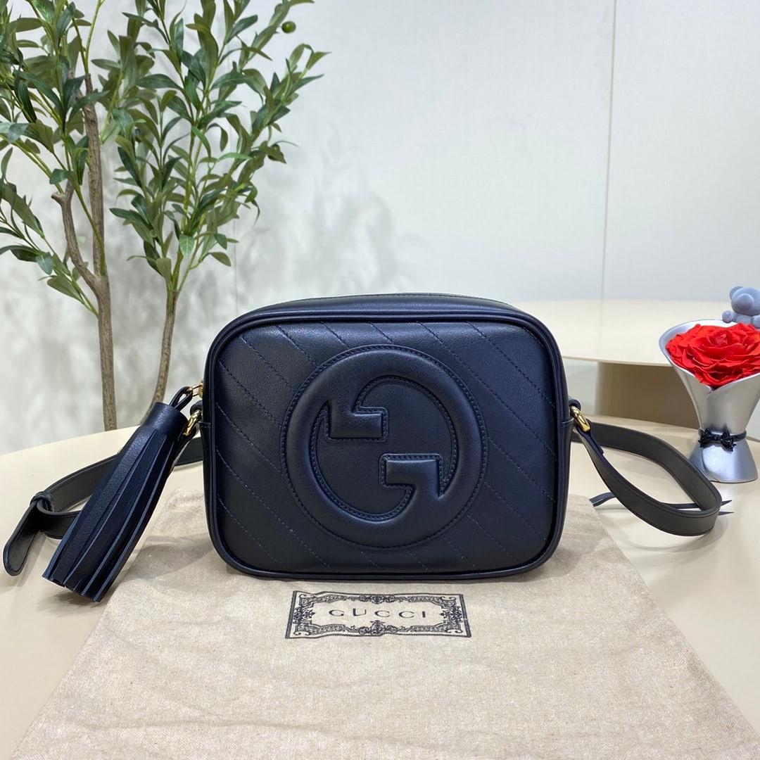 GUCCI Blondie: The black GUCCI Blondie camera bag, inspired by the brand's heritage design, features a circular, interlocking double G logo, a testament to the GUCCI Blondie collection. This classic GUCCI Blondie sh