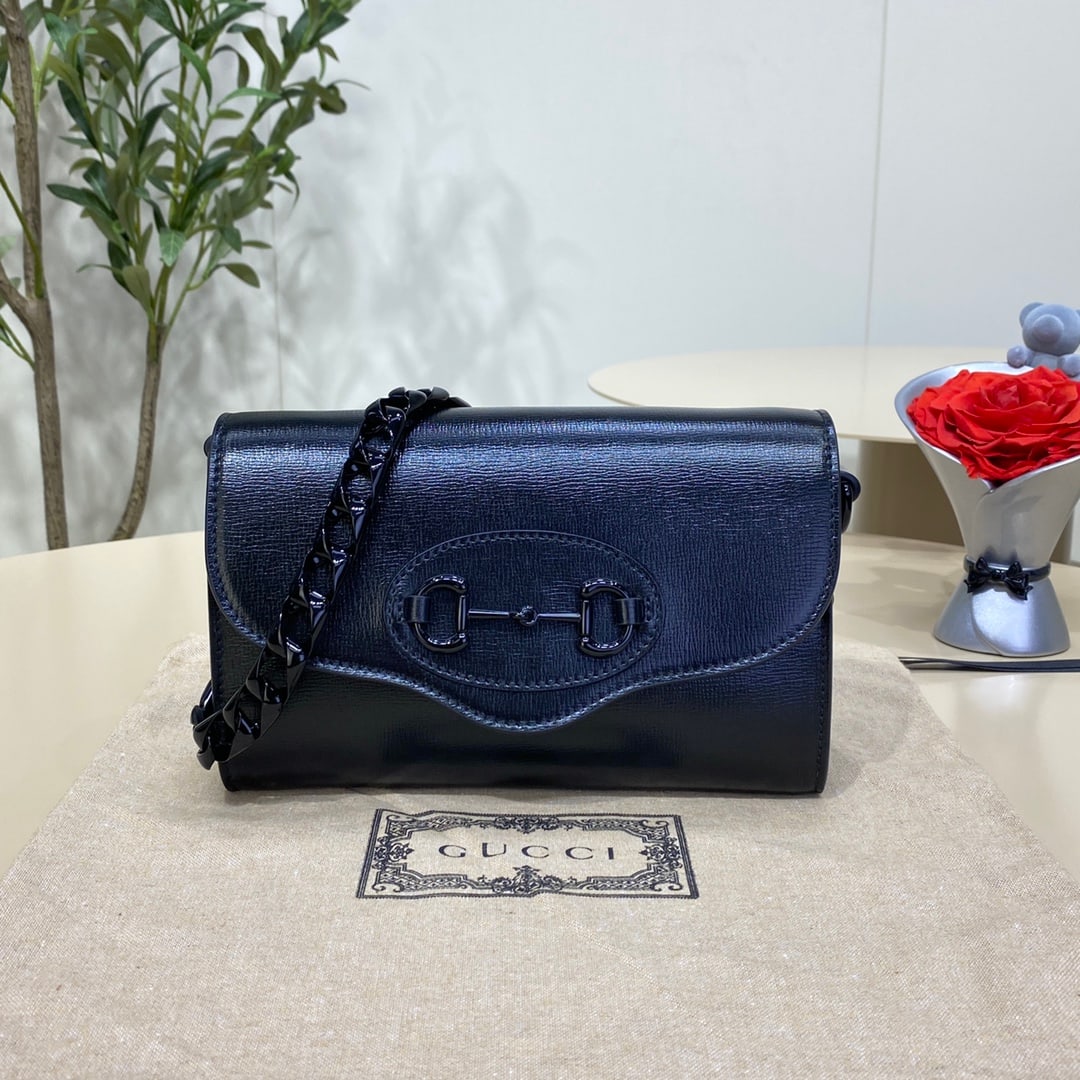 GUCCI Horsebit 1955: The GUCCI Horsebit 1955 chain envelope bag in black (mini) features two detachable shoulder straps: one with classic red and blue webbing, and the other with the distinctive GUCCI GUCCI chain,