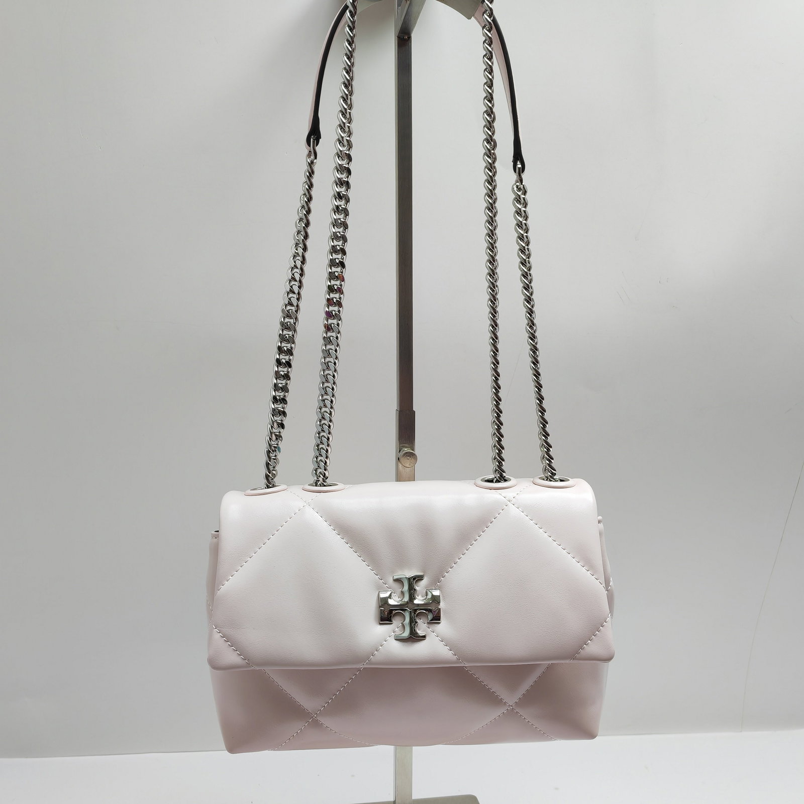 TB: The Kira Small Reversible Shoulder Bag features a voluminous diamond-quilted design that gives a three-dimensional feel to the classic silhouette. It comes with the iconic slanted double-T logo and