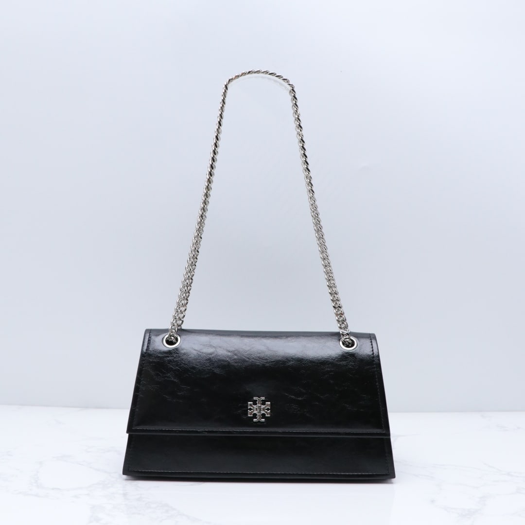 TB: ToryBurch TB Kira baguette bag, made of waxed cowhide, with a premium feel, chain strap, can be worn crossbody, shoulder bag, or carried by hand. Multiple compartments, large capacity (28cm x 14.8cm