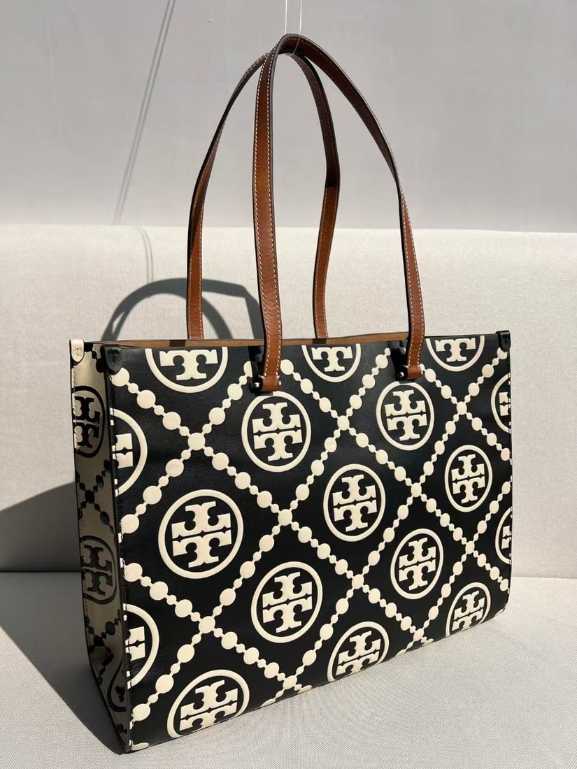 TB: The TB T MONOGRAM embossed tote bag is a leading style, featuring the classic T Monogram pattern and embossed leather. Its charm is timeless and uniquely stylish. The T Monogram tote bag is spacious e