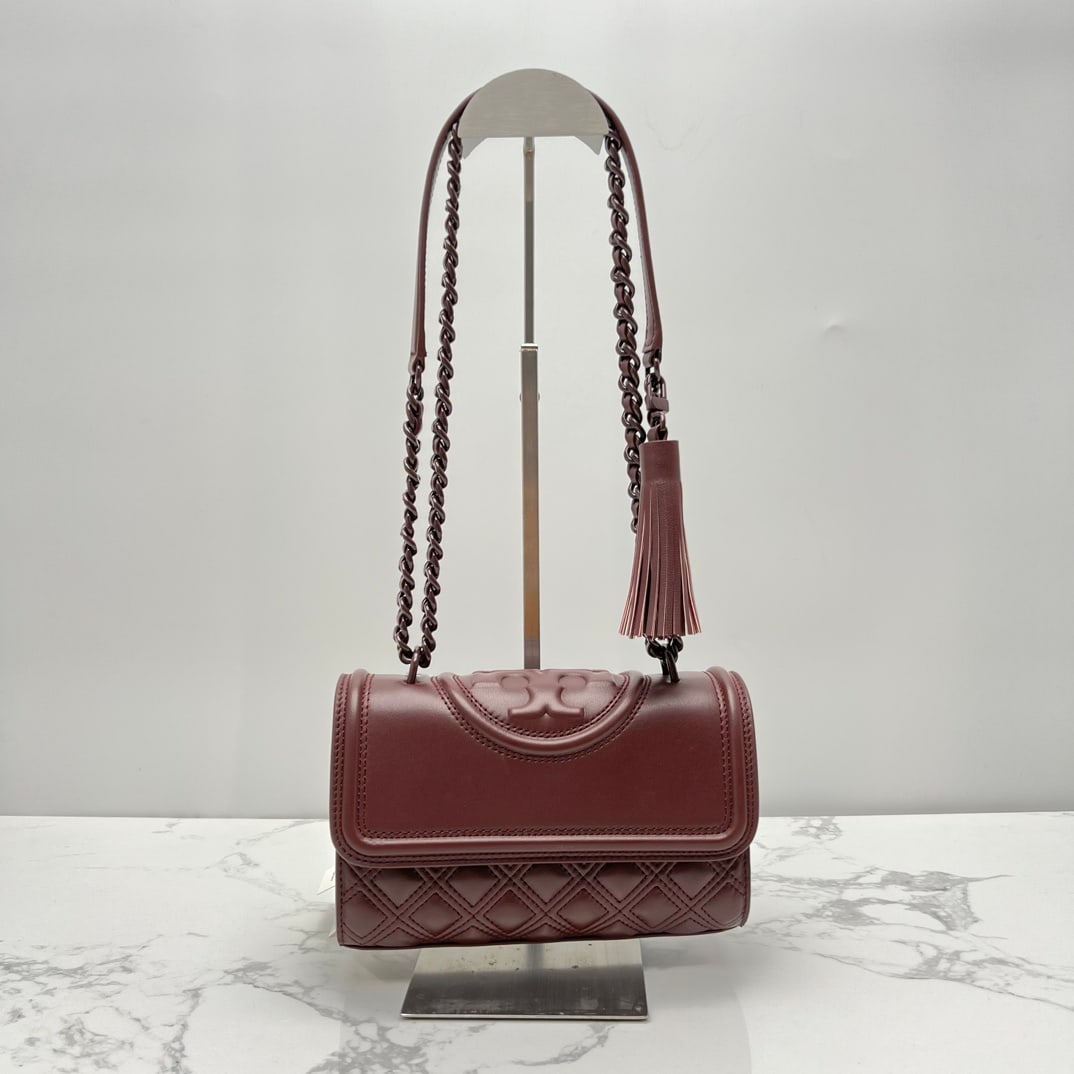 TB: TB sheepskin quilted design, improved side stitching for a more spacious and convenient fit, and features this year's trendy gilded logo buckle. Small size: 21 13.5 6.5 cm. A wonderful gift for you or