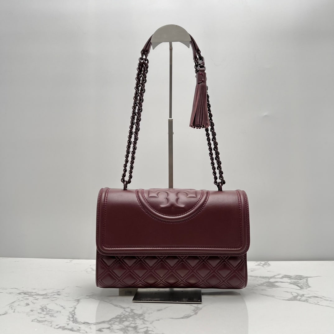 TB: TB sheepskin quilted leather bag, with improved side stitching for a more spacious and convenient interior. The clasp features this year's trendy gilded logo button. Large size: 27 x 18 x 8.5cm. A won