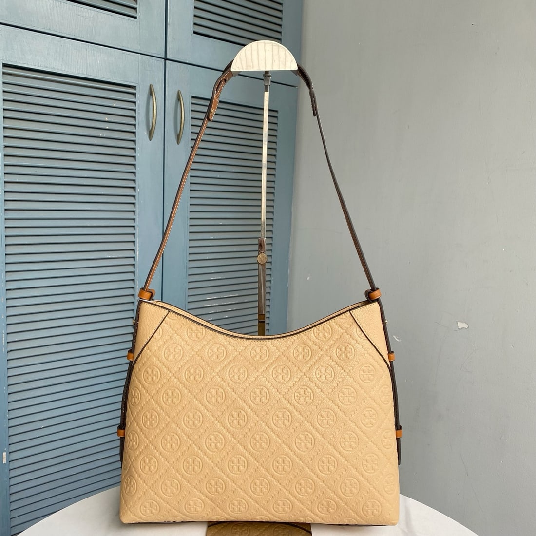 TB: TB T monogram embossed handbag shoulder bag for women. Classic embossed design, highly practical style, adjustable shoulder straps on both sides. Dimensions: 29.5 x 25 x 12.5 cm. A wonderful gift for