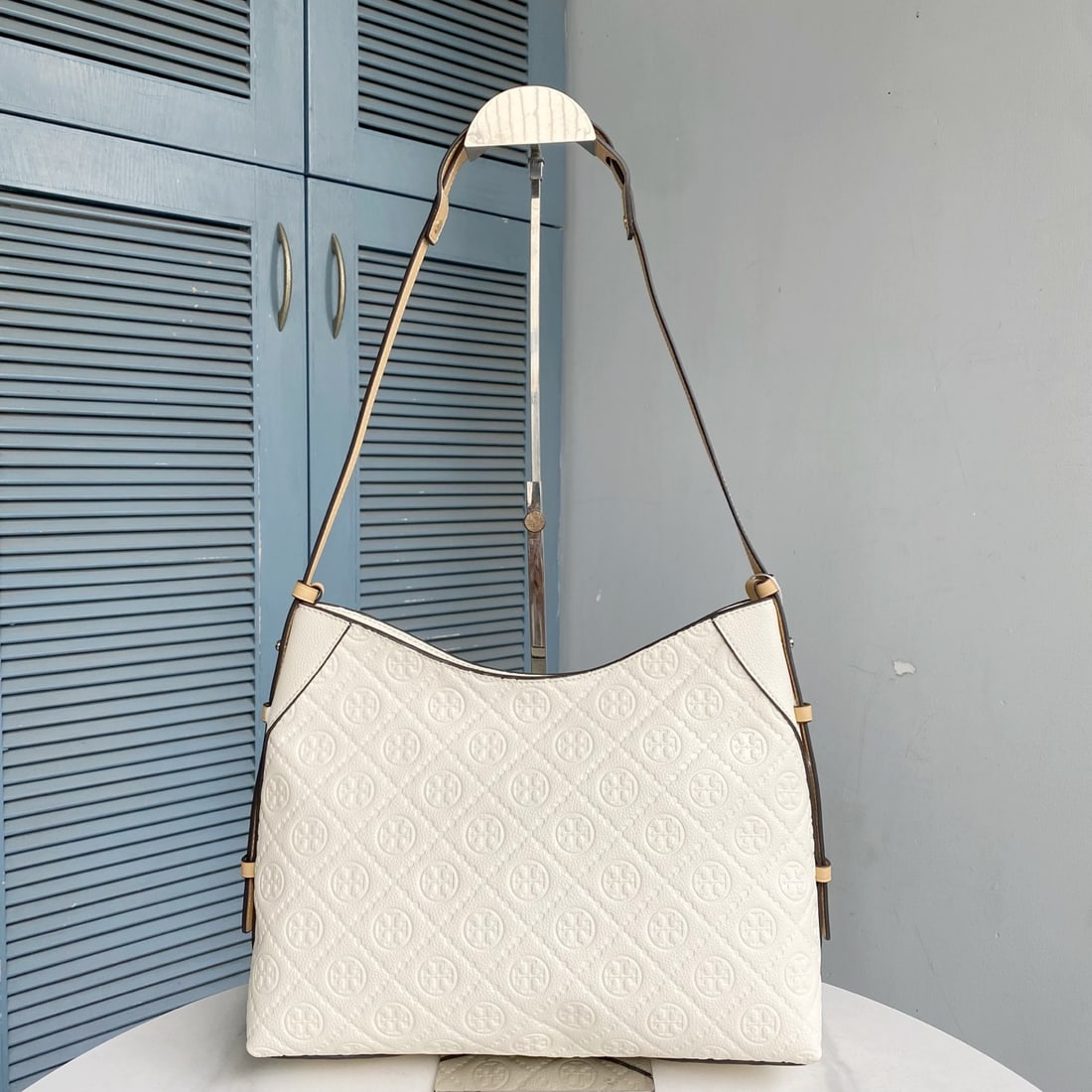 TB: TB T monogram embossed handbag shoulder bag for women. Classic embossed design, highly practical style, adjustable shoulder straps on both sides. Dimensions: 29.5 x 25 x 12.5 cm. A wonderful gift for 