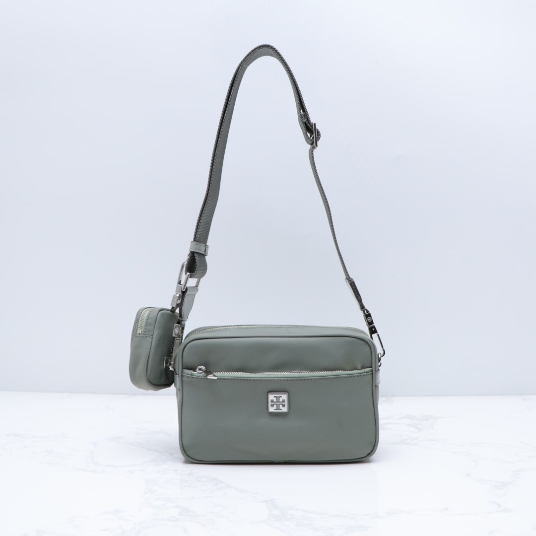 TB Virginia: TB Nylon Messenger Bag Virginia Camera Bag, a fresh take on the classic 90s style. Made from select water-repellent, lightweight nylon fabric, paired with top-grain cowhide leather, it's lightweight, 