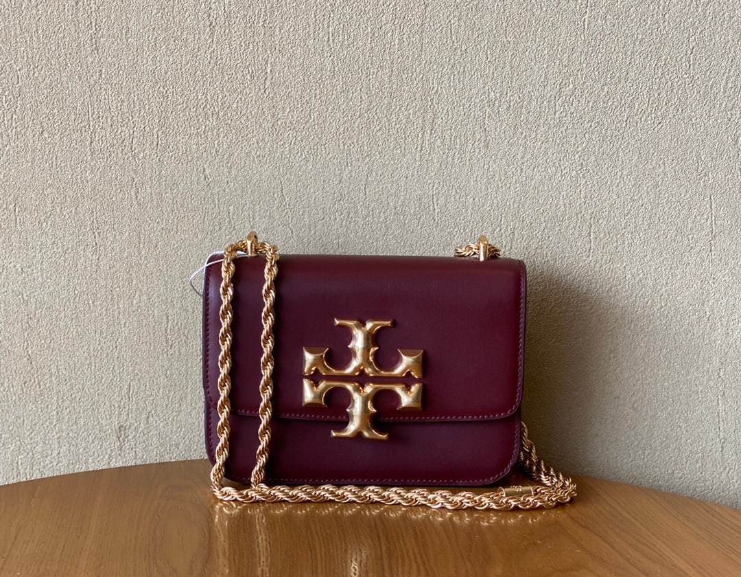 TB ELEANOR SAMLL CONVERTIBLE SHOULDET BAG: The burgundy TB ELEANOR SAMLL CONVERTIBLE SHOULDET BAG is a classic box bag, undoubtedly a beautiful and practical style. The sturdy body and distressed hardware add a vintage feel. The shoulder strap