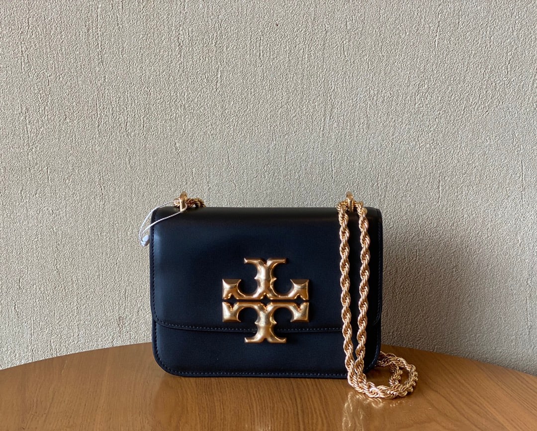 TB ELEANOR SAMLL CONVERTIBLE SHOULDET BAG: The black TB ELEANOR SAMLL CONVERTIBLE SHOULDET BAG is a classic box bag, undoubtedly a beautiful and practical style. The sturdy body and distressed hardware add a vintage feel. The shoulder strap is