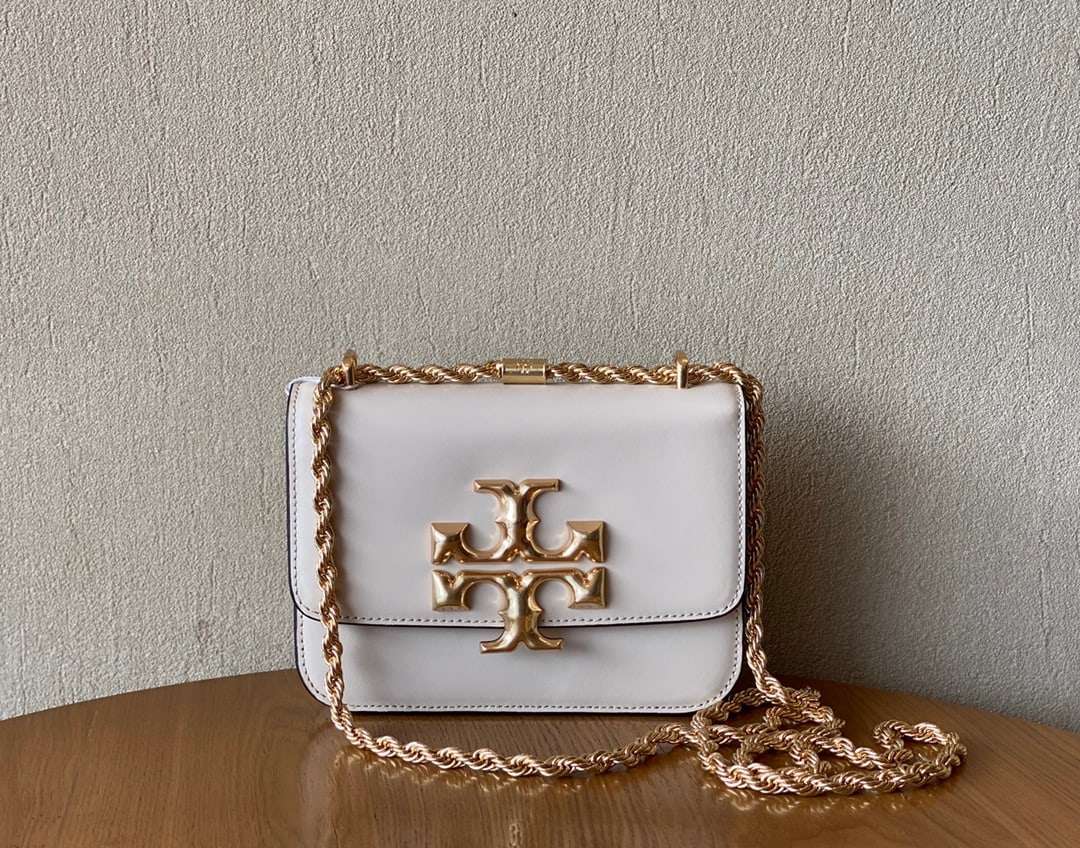 TB ELEANOR SAMLL CONVERTIBLE SHOULDET BAG: The white TB ELEANOR SAMLL CONVERTIBLE SHOULDET BAG is a classic box bag, undoubtedly a beautiful and practical style with a sturdy body. The distressed hardware adds a vintage feel, and the shoulder 