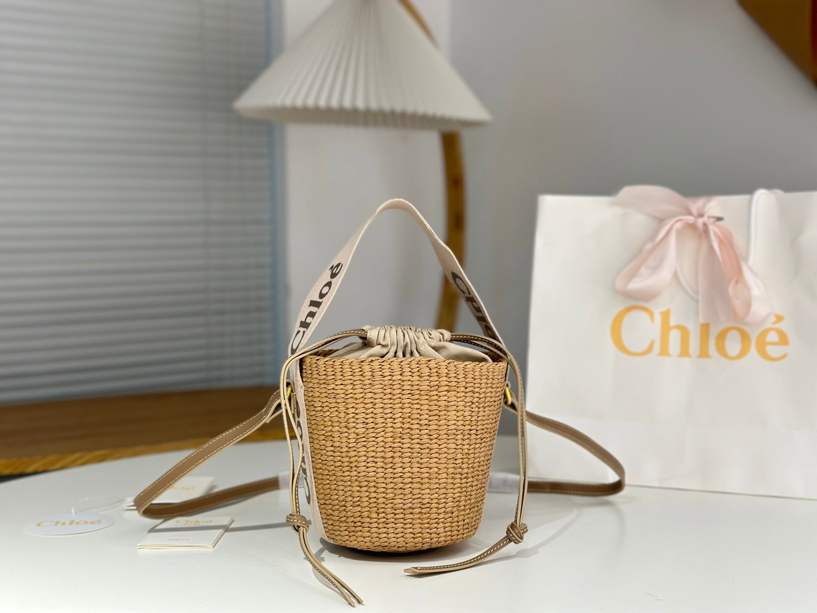 Chloe Woody: Chloe Woody Straw Bucket Bag (Rouge Pink) Chloe Woody's most beautiful straw bag, a light pink pure cotton satin ribbon with an embroidered logo, exuding a casual yet gentle charm. Bucket bag dimensio