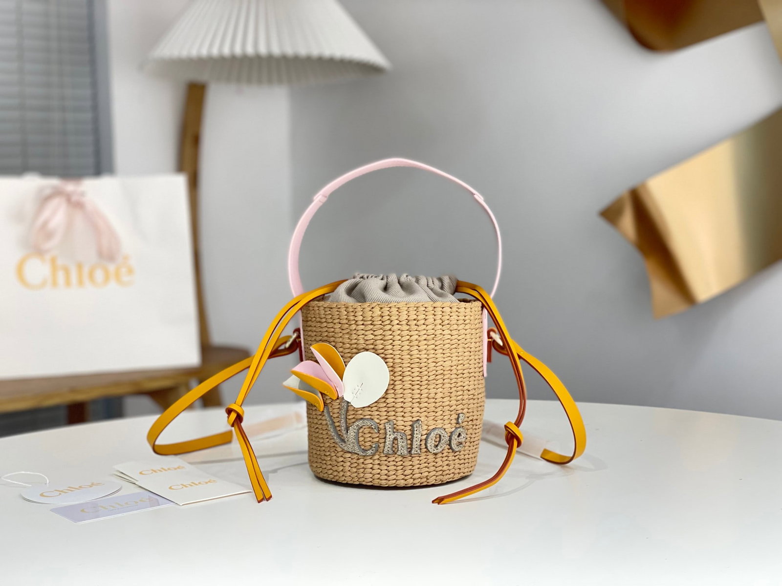 Chloe straw bags: This Chloe straw bag evokes all the beauty of summer: sunshine, waves, sand, and the scent of plants. Dimensions: 17x16x16cm. A wonderful gift for you or your loved one. We offer consoiled shipping fo
