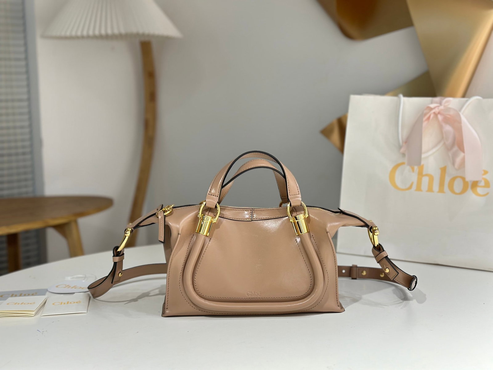 Chloe Parady: Chloe's classic Paraty 24 makes a comeback, drawing inspiration from Chloe's past designs. It combines sharp lines with rounded curves, crafted from supple, glossy leather and exquisite gold-tone hard