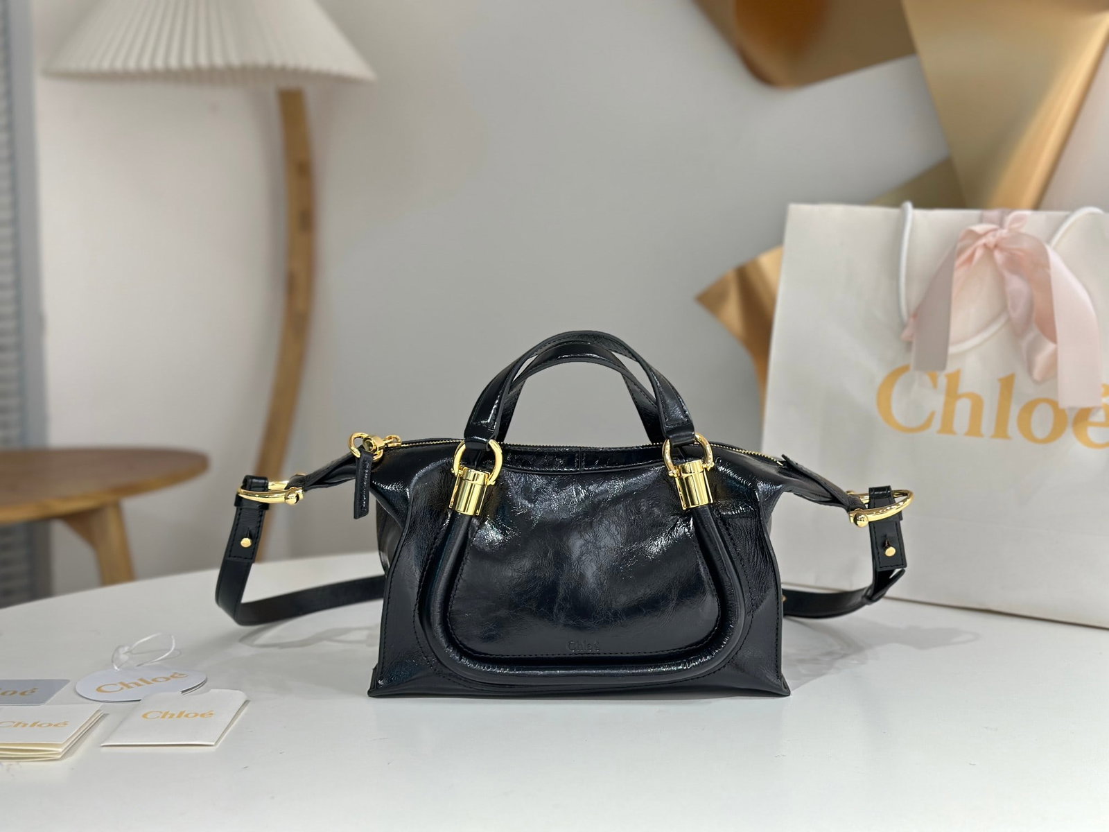 Chloe Parady: Chloe's classic Paraty 24 makes a comeback, drawing inspiration from Chloe's past designs. It combines sharp lines with rounded curves, crafted from supple, glossy leather and exquisite gold-tone hard
