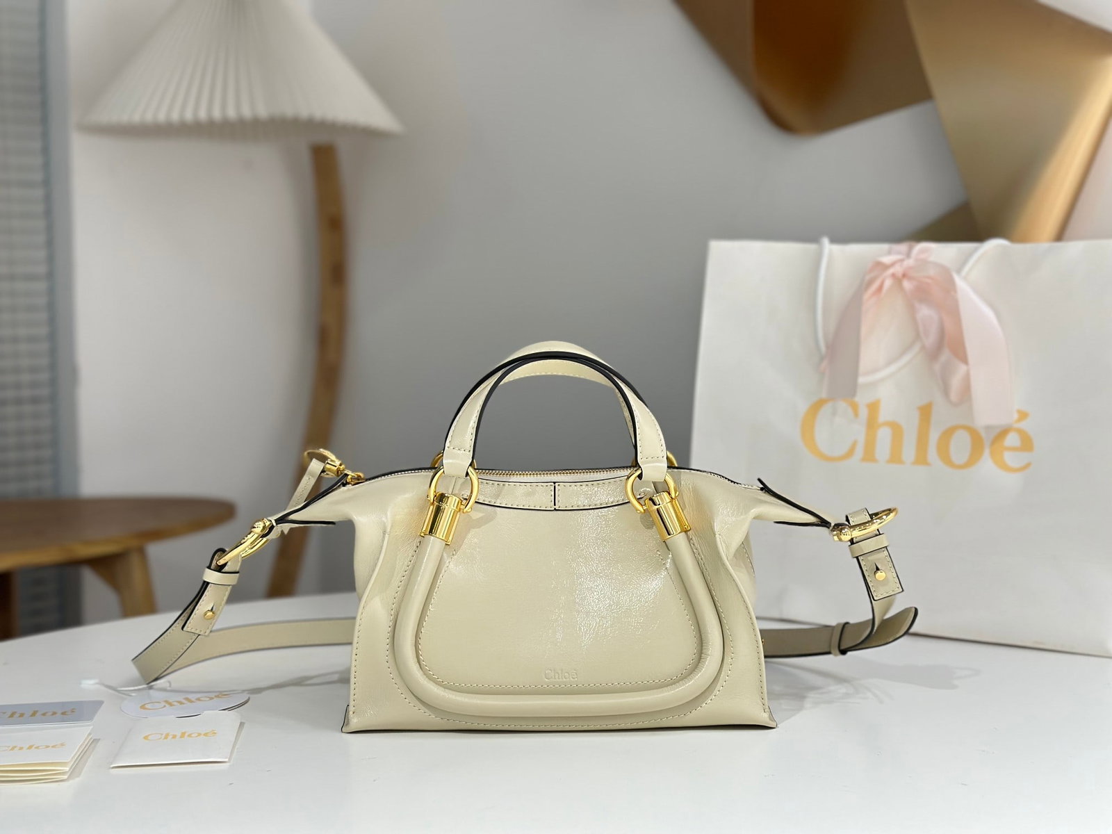 Chloe Parady: Chloe's classic Paraty 24 makes a comeback, drawing inspiration from Chloe's past designs. It combines sharp lines with rounded curves, crafted from supple, glossy leather and exquisite gold-tone hard