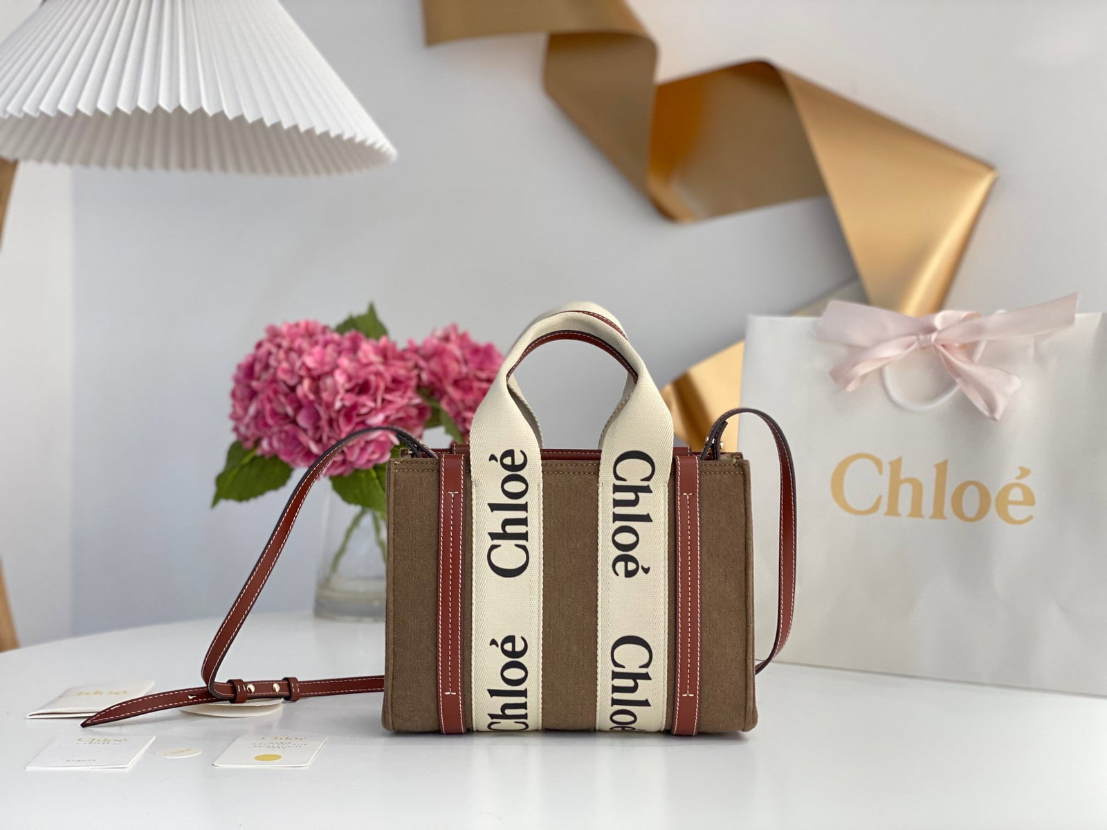 CHLOE Woody: The CHLOE Woody tote bag in coffee brown, made of wool felt, dominated the summer and continues to be a hit in winter. This time, unlike before, it features a wool blend fabric more suitable for autum