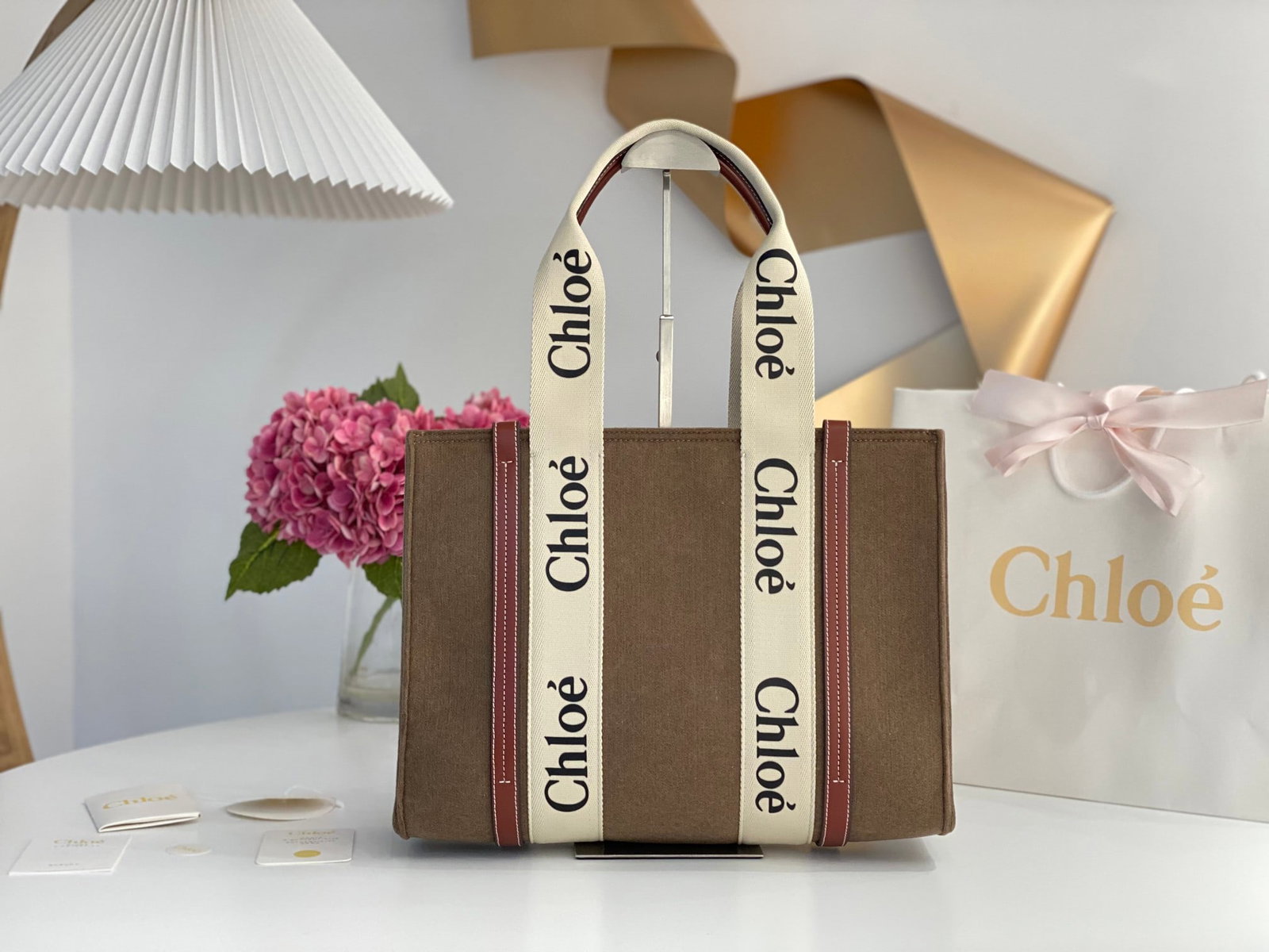 CHLOE Woody: The coffee-colored CHLOE Woody tote bag, which dominated the summer, remains a hot seller into winter. This time, it's different from previous versions, featuring a wool blend fabric more suitable for
