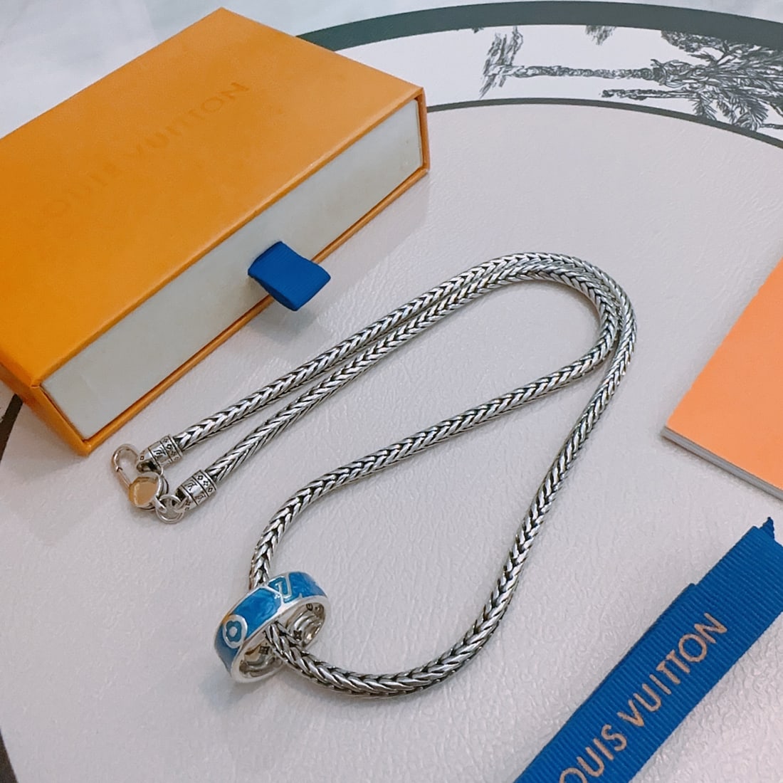 LV necklace: Retro trendy fashion must-have, unisex, matching couple style, rock punk Thai silver style, retro elements, trendy and versatile, retro silver necklace, chain length 60cm, very easy to match with tren
