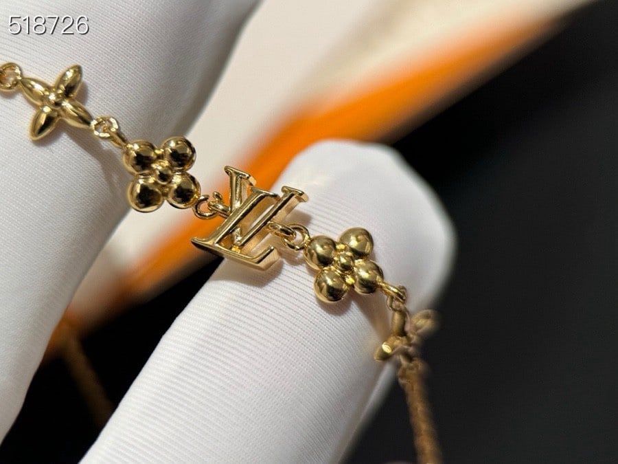 necklace BABY LOUIS INTE: The Baby Louis Inte necklace set incorporates classic elements from various brands, showcasing the brand's style with a captivating design. The LV logo is placed on a dazzling chain, surrounded by exq
