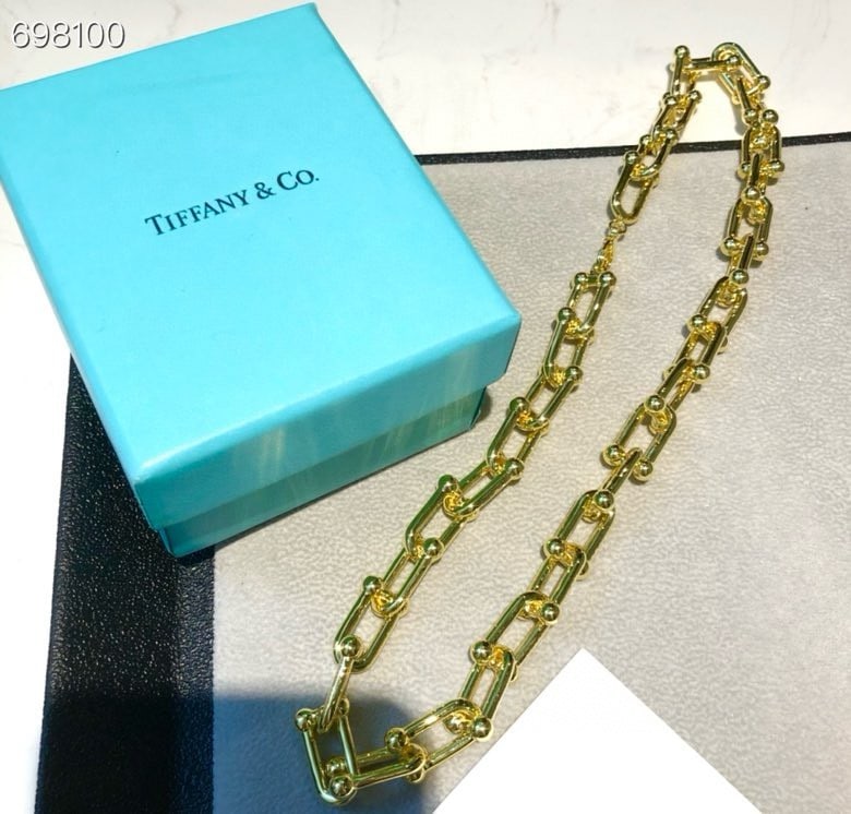 Tiffany necklace Hardwear: The Tiffany necklace, HardWear, U-shaped joint chain link series, and wrap-around lock-shaped necklace bracelet feature a two-way design with links that gradually decrease in size, creating a three-di