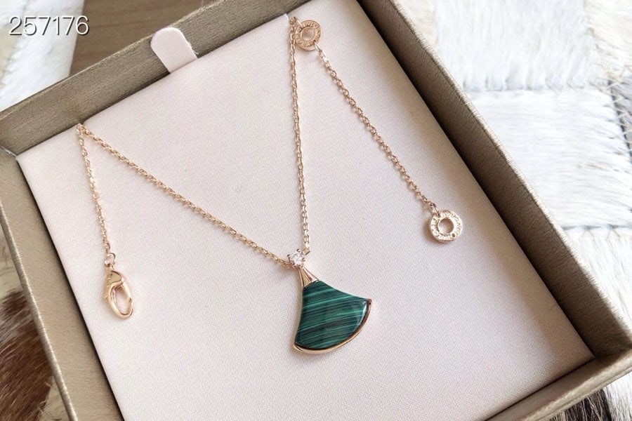 BVLGAR Natural Stone Small Fan Dress Necklace: BVLGAR Natural Stone Mini Fan Necklace. Each natural stone is hand-set, small and exquisite. Materials include natural agate: carnelian, black agate, white mother-of-pearl, lapis lazuli, and turquoise
