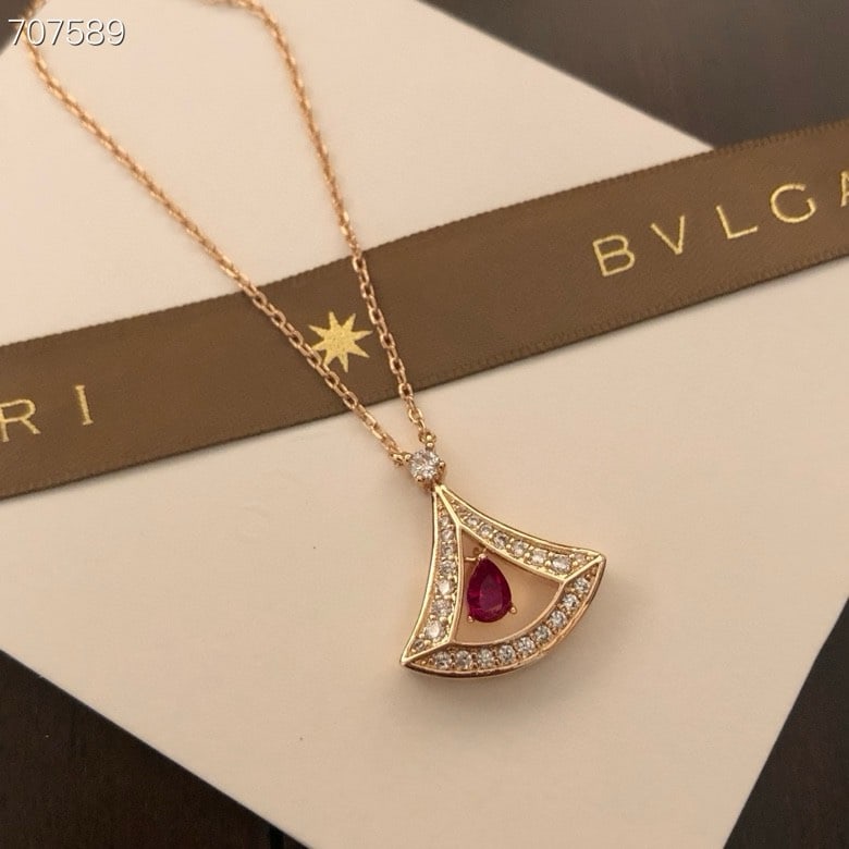 BVLGAR necklace DIVAS' DREAM: The BVLGAR DIVAS' DREAM necklace in 18K rose gold exquisitely embodies Italian style, paying homage to the charming woman with the unique spirit of Rome. Inspired by feminine elegance, it features a m