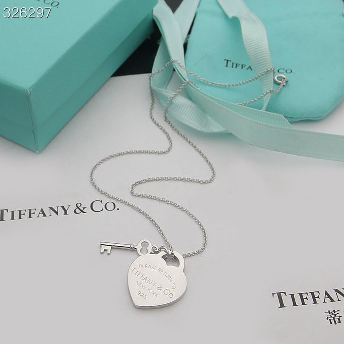 Tiffany necklace with heart-shaped key design and pendant.: Tiffany necklace with heart-shaped key design. Unique and minimalist design, 45cm chain length, double-tail pendant. A wonderful gift for you or your loved one. We offer consoiled shipment for all goo