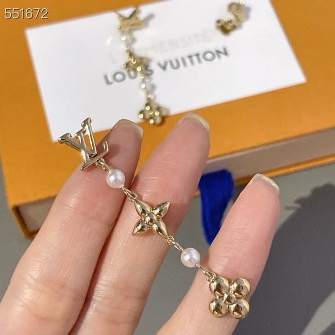 LV Golden Pearl Earrings: LV gold flower pearl stud earrings and bracelet necklace. An exquisitely designed necklace with the classic Monogram Flower element and a creatively stylish design. The pearl accents add a touch of so
