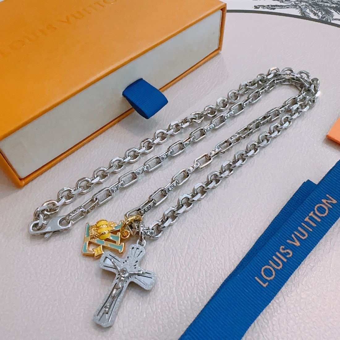 LV necklace: LV necklace, a retro and trendy must-have for men and women, suitable for couples, rock punk Thai silver style, retro elements, trendy and versatile, vintage silver necklace, chain length 60cm, very e