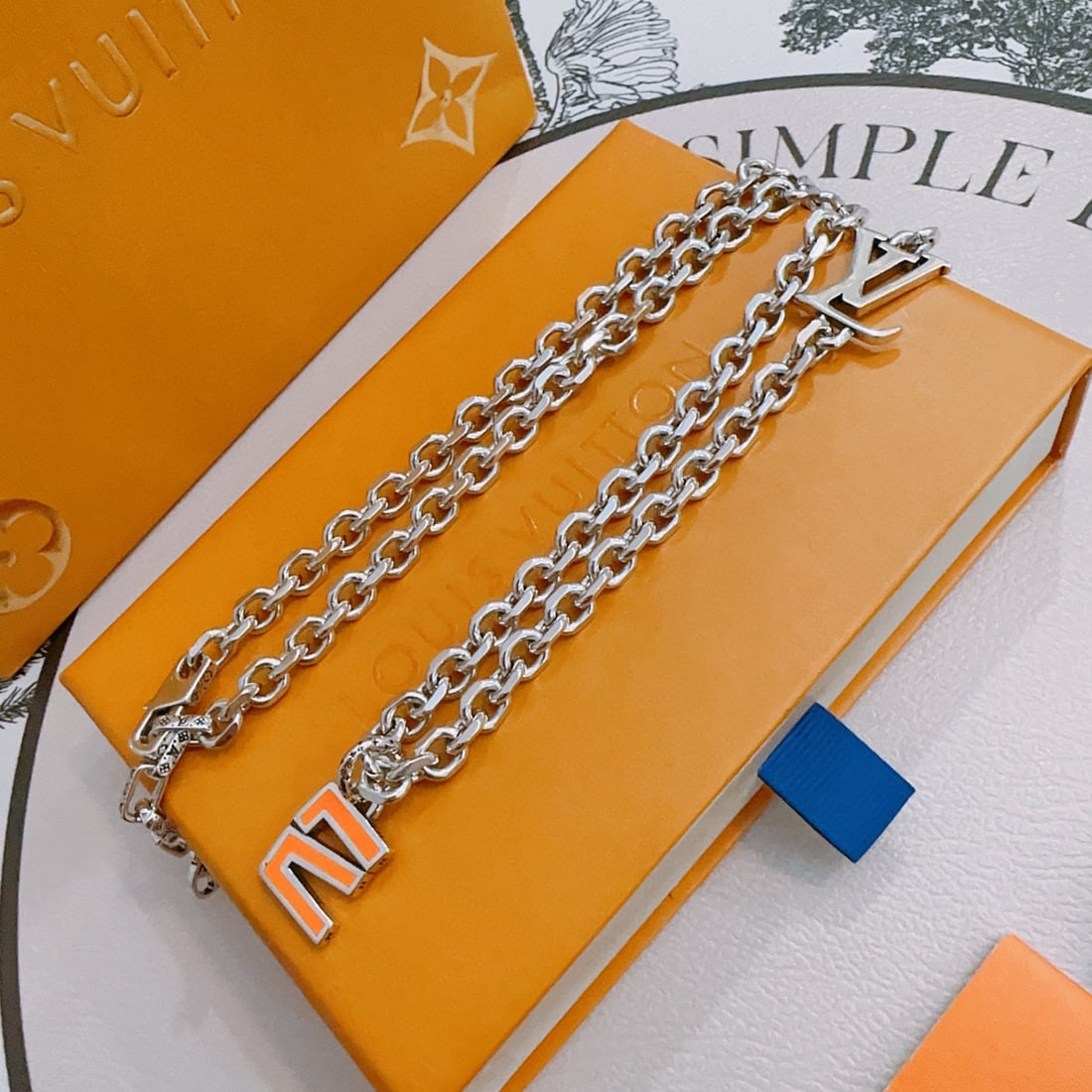 LV necklace: LV necklace, a retro and trendy must-have for men and women, suitable for couples, rock punk Thai silver style, retro elements, trendy and versatile, vintage silver necklace, chain length 60cm, very e
