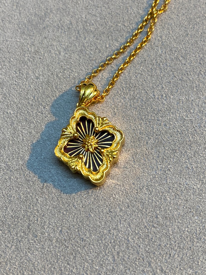 Buccellati Small Red Double-Sided Necklace (No Diamonds): Buccellati big red small double-sided diamond-free necklace Wonderful gift for you or your loved one.We offer consoilidated shipment for all goods to our domestic and international customers at afford