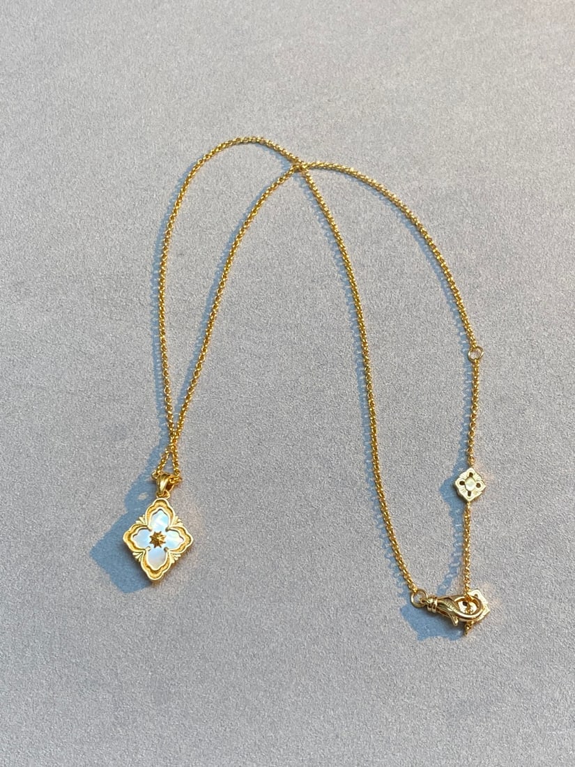 Buccellati white mother-of-pearl diamond-set single flower necklace: Buccellati white mother-of-pearl diamond single flower necklace Wonderful gift for you or your loved one.We offer consoilidated shipment for all goods to our domestic and international customers at af